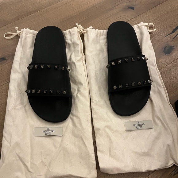 Valentino ROCKSTUD RUBBER SLIDER SANDAL. - Picture 2 of 10